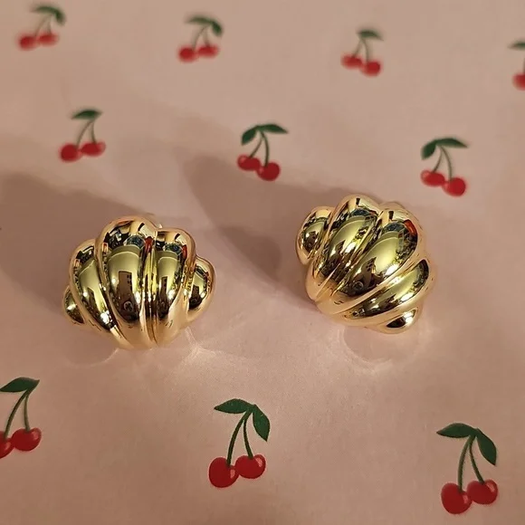 Gold Shell Earrings - Picture 2 of 3